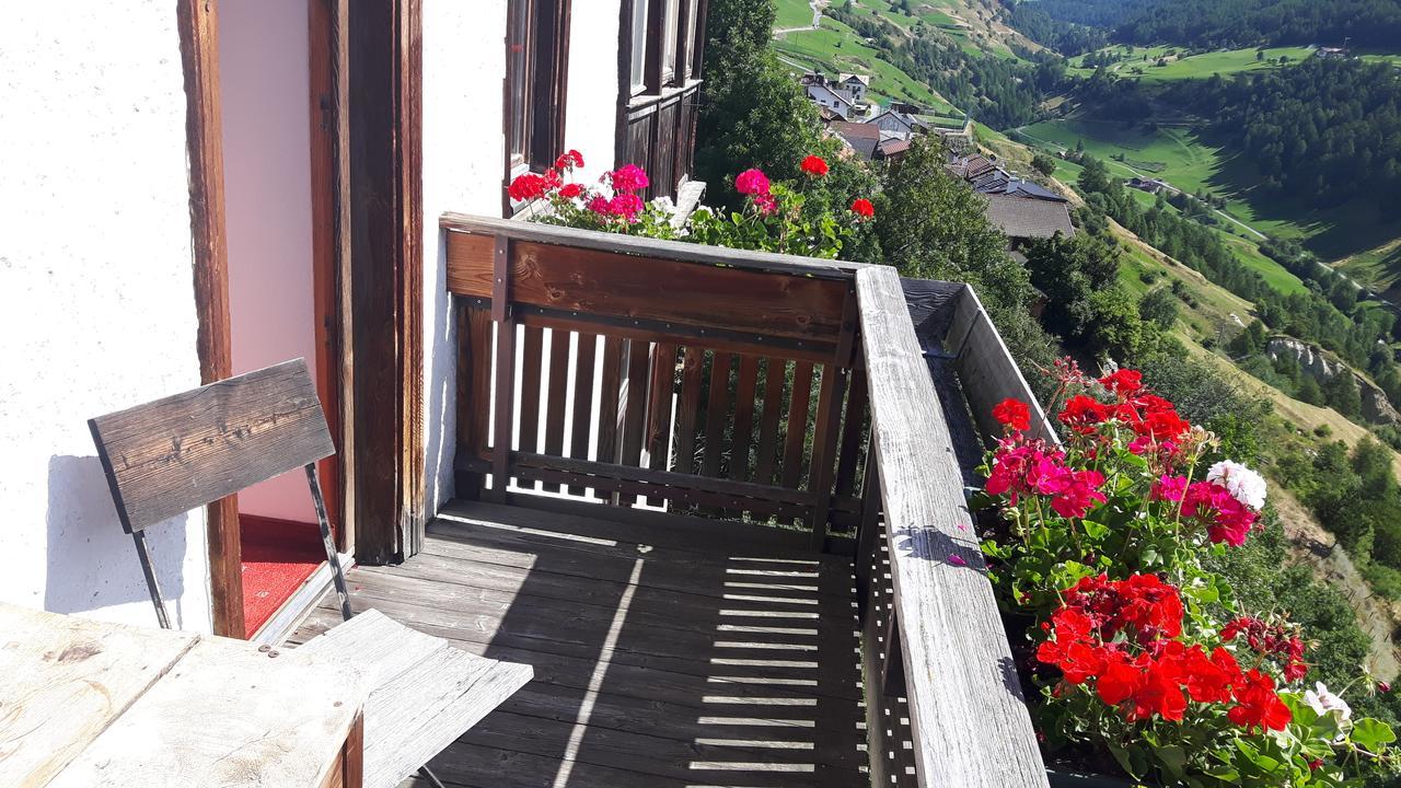 Gasthaus Weisskugel Hotel Malles Venosta Kültér fotó