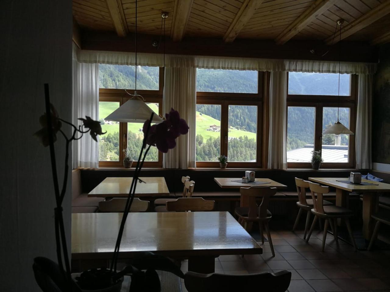 Gasthaus Weisskugel Hotel Malles Venosta Kültér fotó