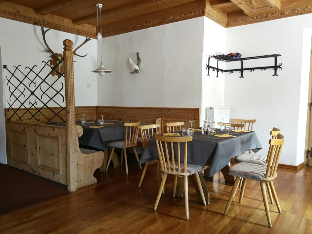 Gasthaus Weisskugel Hotel Malles Venosta Kültér fotó