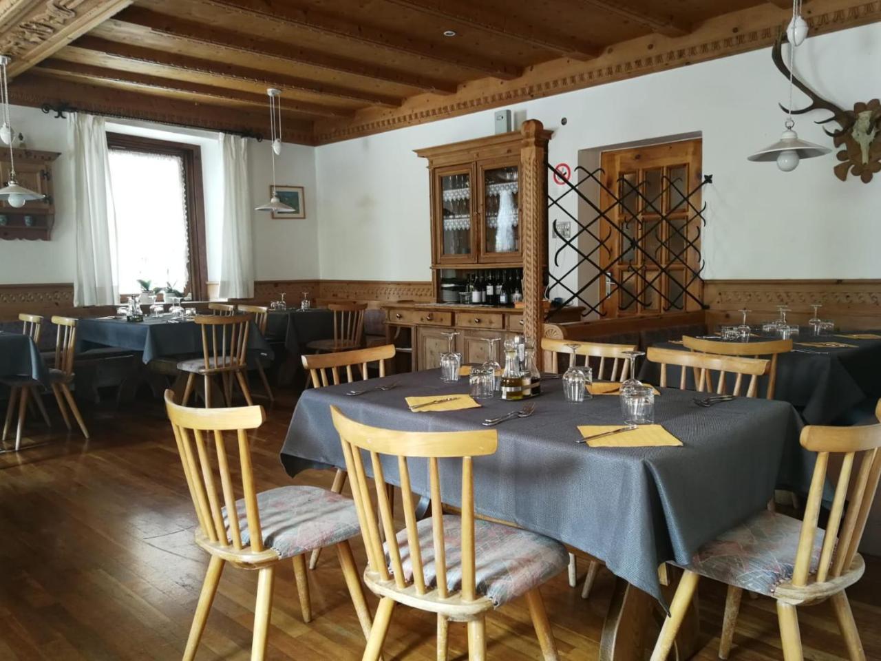 Gasthaus Weisskugel Hotel Malles Venosta Kültér fotó