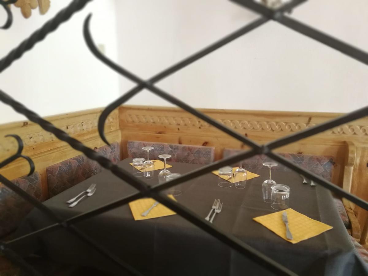 Gasthaus Weisskugel Hotel Malles Venosta Kültér fotó