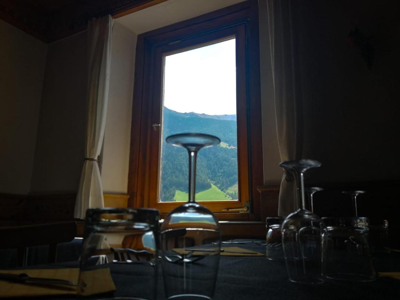 Gasthaus Weisskugel Hotel Malles Venosta Kültér fotó