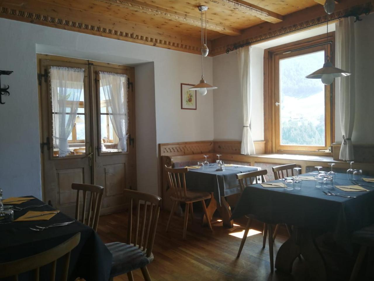 Gasthaus Weisskugel Hotel Malles Venosta Kültér fotó