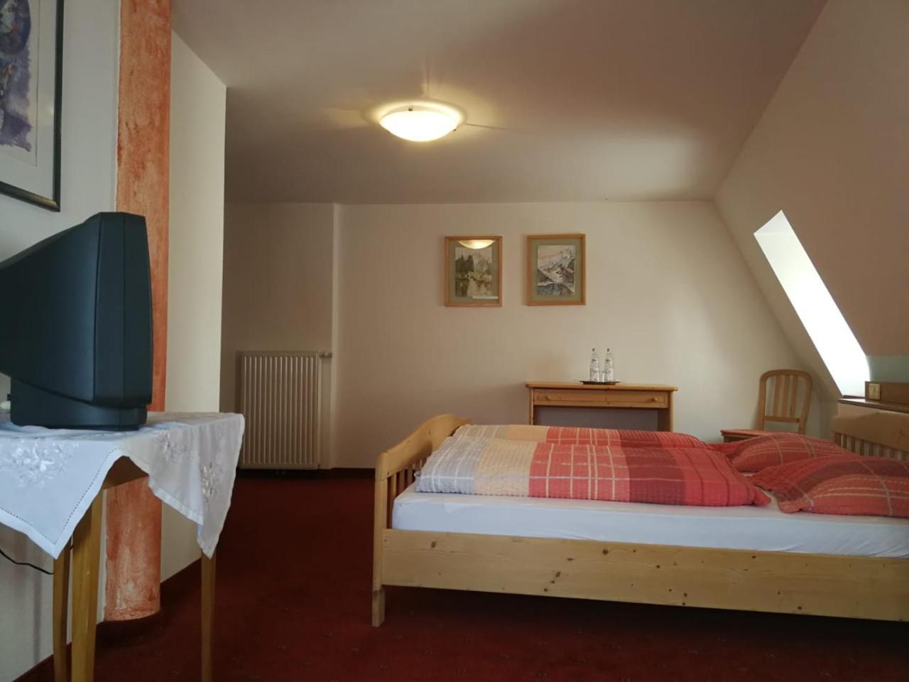 Gasthaus Weisskugel Hotel Malles Venosta Kültér fotó