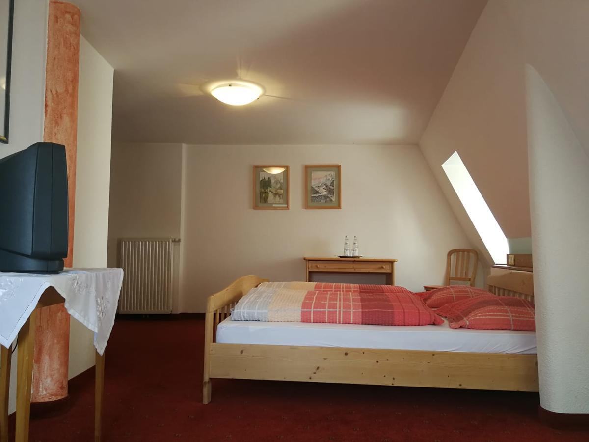 Gasthaus Weisskugel Hotel Malles Venosta Kültér fotó