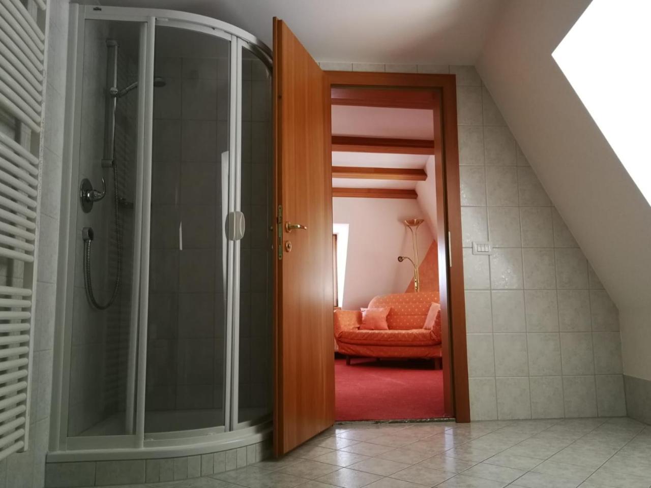 Gasthaus Weisskugel Hotel Malles Venosta Kültér fotó