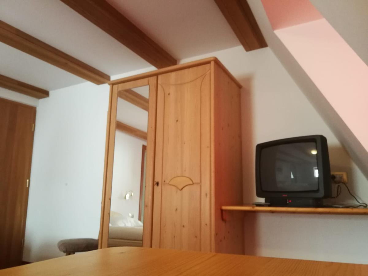 Gasthaus Weisskugel Hotel Malles Venosta Kültér fotó