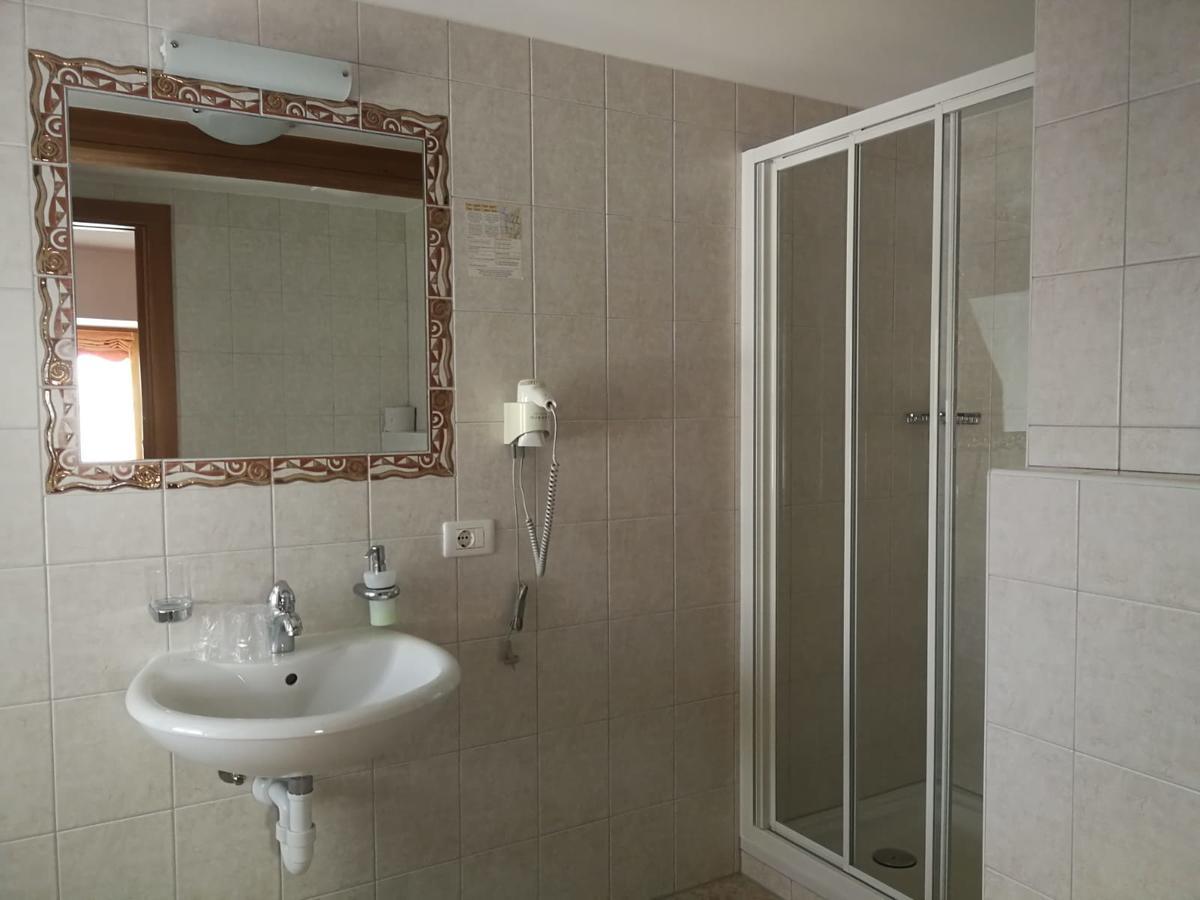Gasthaus Weisskugel Hotel Malles Venosta Kültér fotó