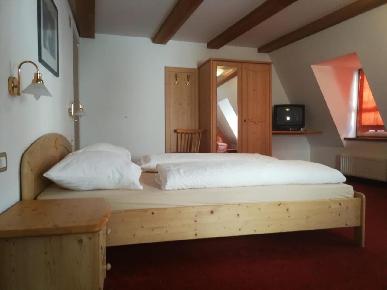 Gasthaus Weisskugel Hotel Malles Venosta Kültér fotó