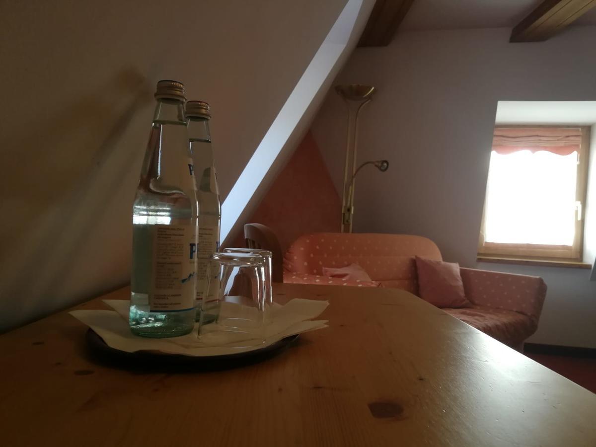 Gasthaus Weisskugel Hotel Malles Venosta Kültér fotó