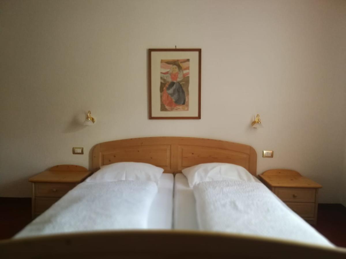 Gasthaus Weisskugel Hotel Malles Venosta Kültér fotó