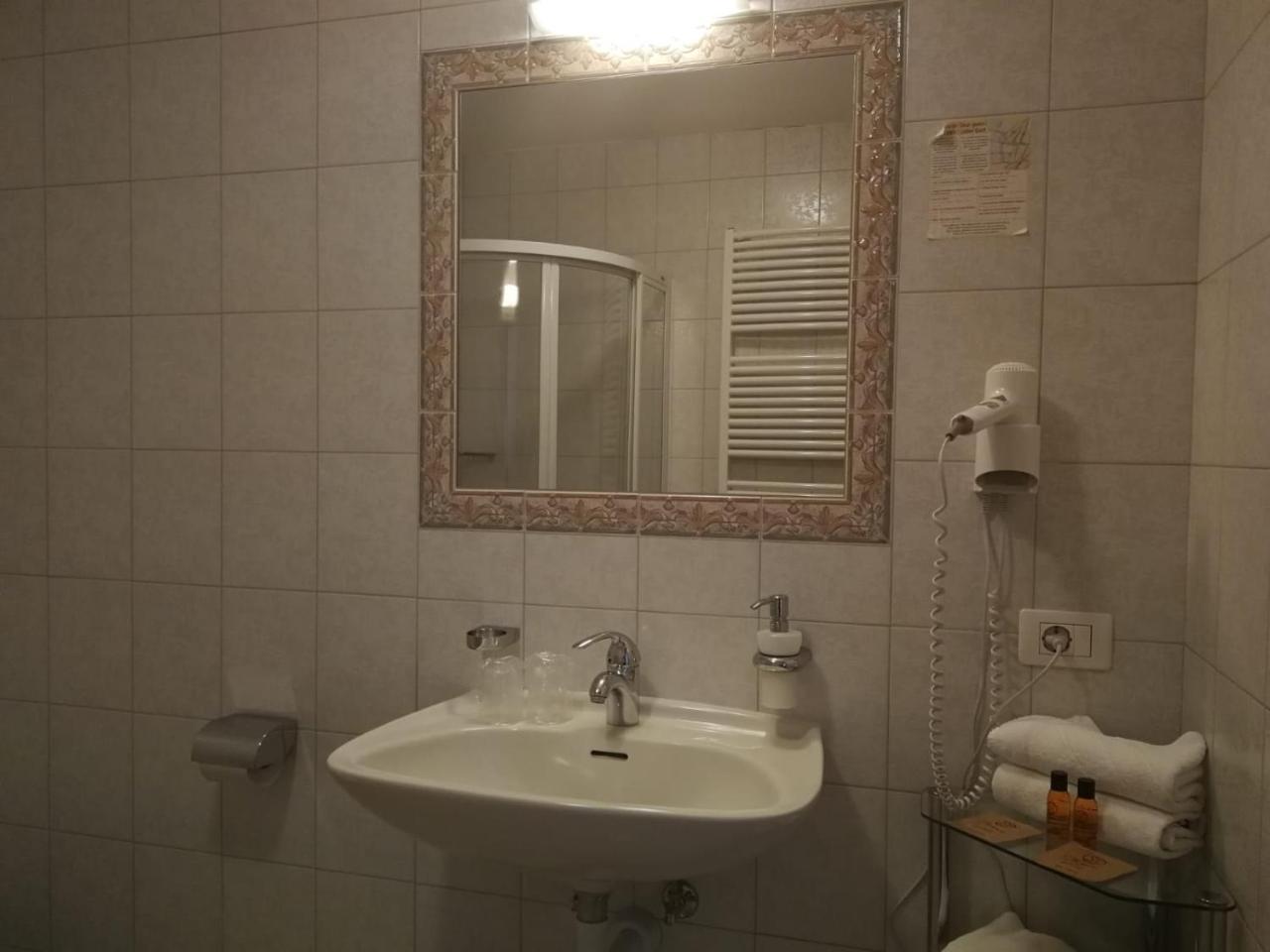 Gasthaus Weisskugel Hotel Malles Venosta Kültér fotó