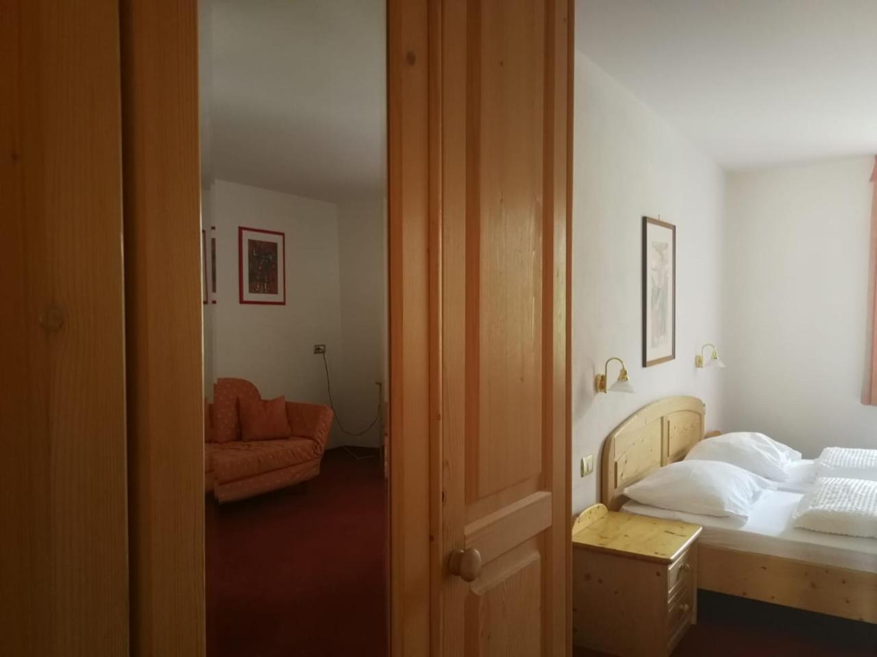 Gasthaus Weisskugel Hotel Malles Venosta Kültér fotó