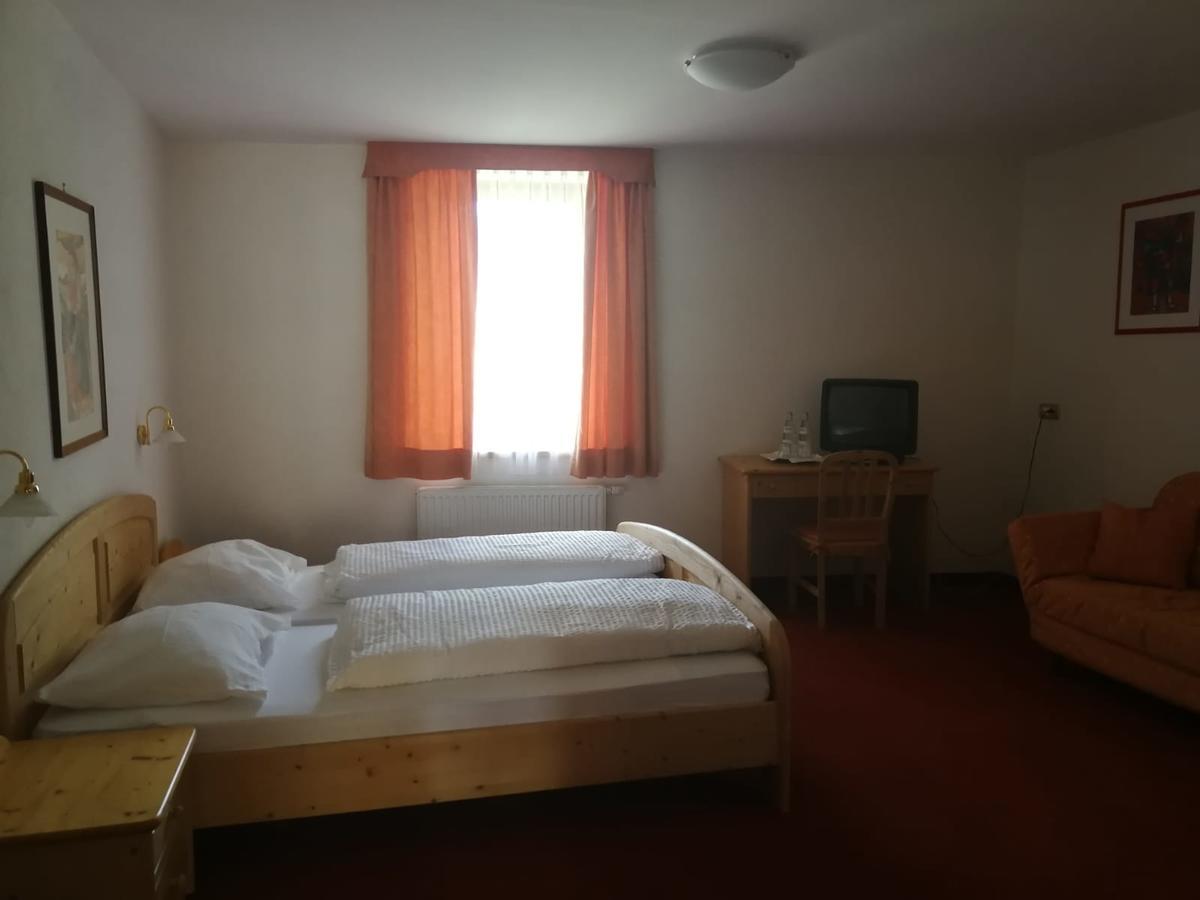 Gasthaus Weisskugel Hotel Malles Venosta Kültér fotó