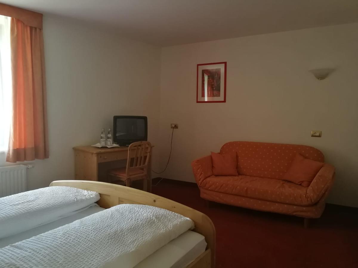 Gasthaus Weisskugel Hotel Malles Venosta Kültér fotó