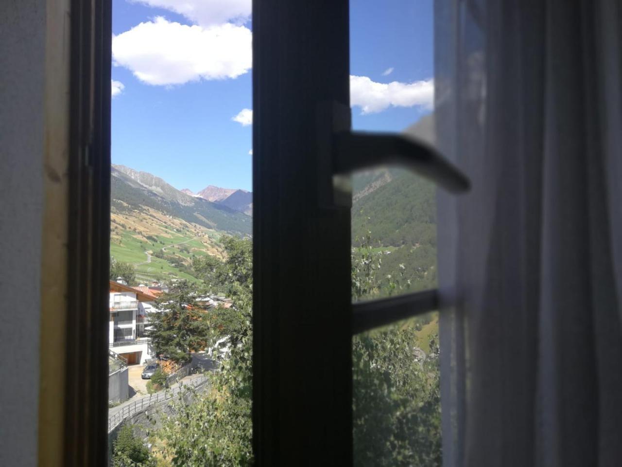 Gasthaus Weisskugel Hotel Malles Venosta Kültér fotó