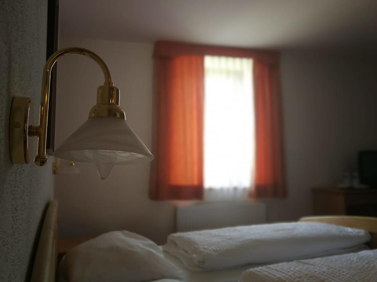 Gasthaus Weisskugel Hotel Malles Venosta Kültér fotó