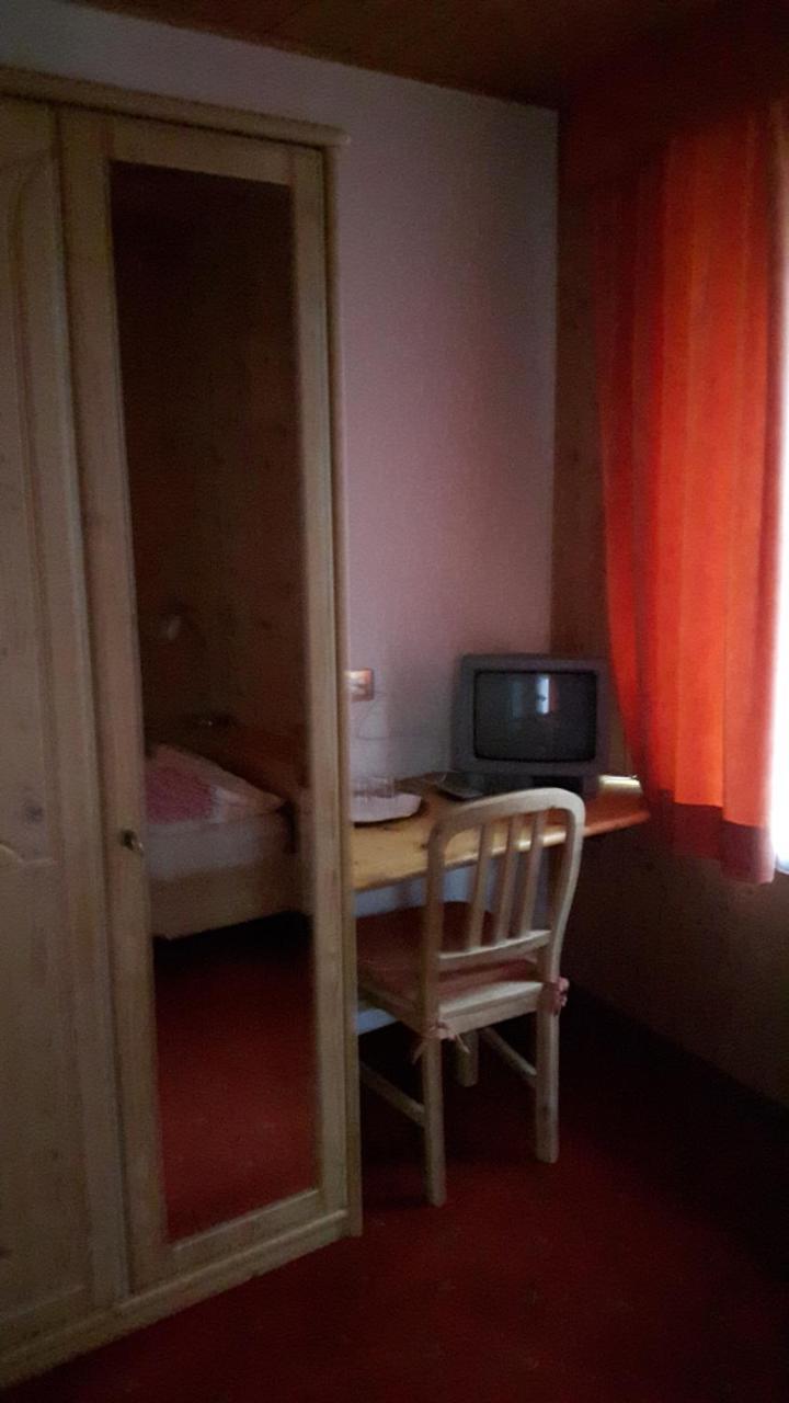 Gasthaus Weisskugel Hotel Malles Venosta Kültér fotó