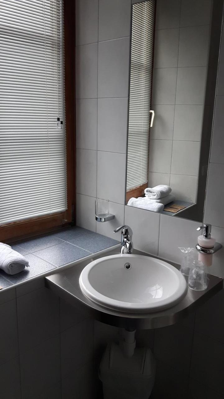 Gasthaus Weisskugel Hotel Malles Venosta Kültér fotó